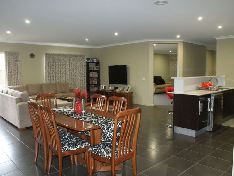 7 Bunbury Avenue, Narre Warren VIC 3805