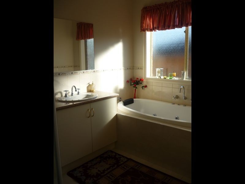 20 Edcumbene Drive, Berwick VIC 3806