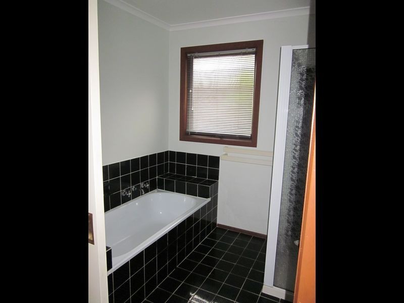 6 Nullica Court, Berwick VIC 3806