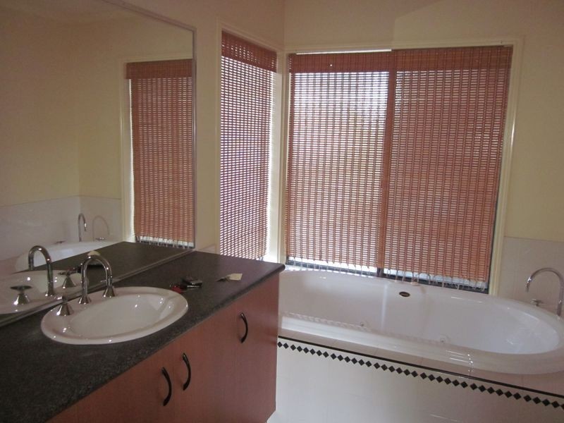 15 Fenton Place, Narre Warren South VIC 3805