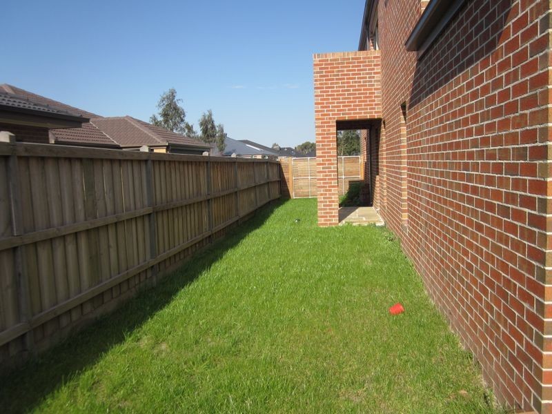 4 Westwood Road, Cranbourne East VIC 3977