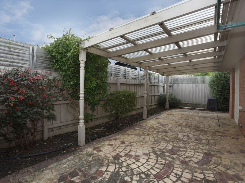 2/19 Glen Erin Way, Berwick VIC 3806