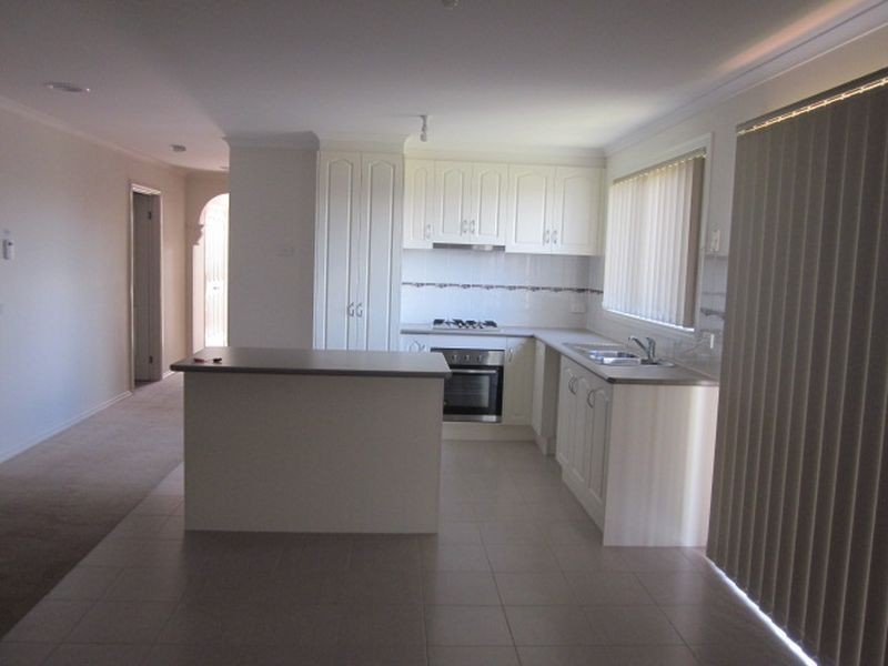 34 Hawkeseye Way, Cranbourne East VIC 3977