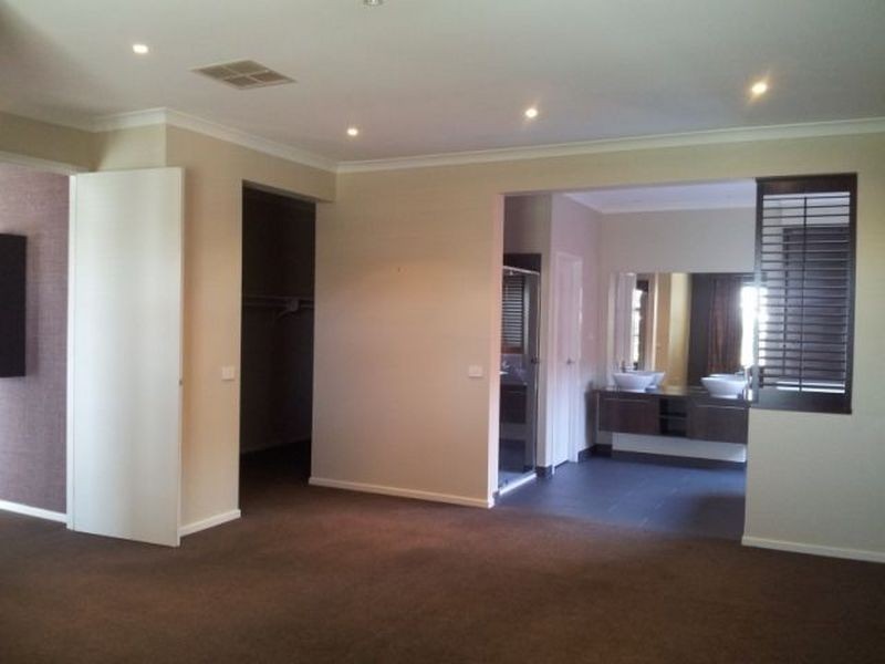 14 Skyline Way, Berwick VIC 3806