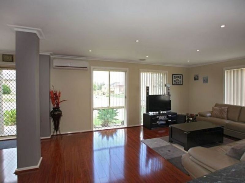13 Glenisla Way, Berwick VIC 3806