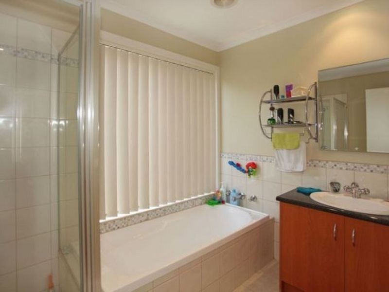13 Glenisla Way, Berwick VIC 3806