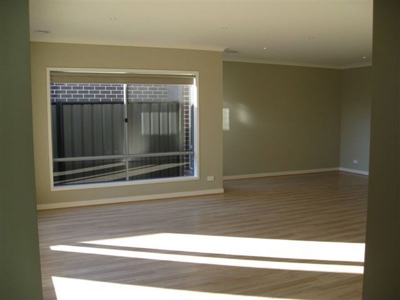 17 Gelderland Drive, Clyde North VIC 3978