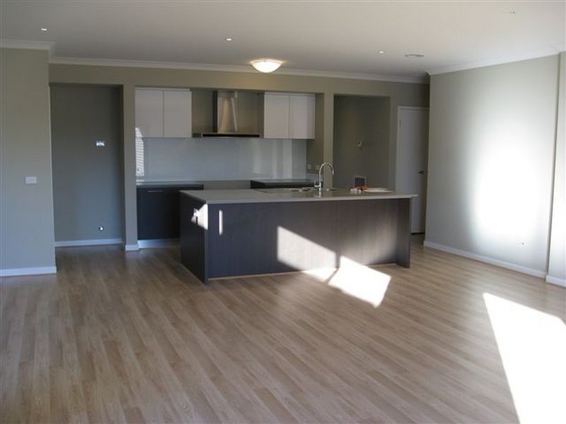 17 Gelderland Drive, Clyde North VIC 3978