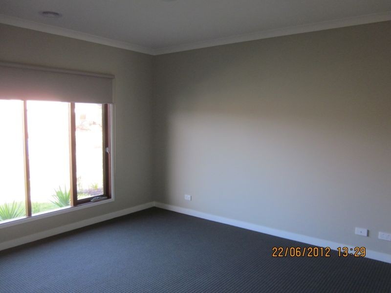 17 Gelderland Drive, Clyde North VIC 3978