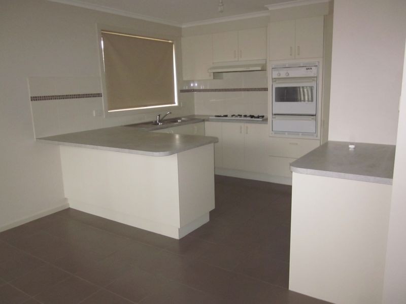 2/6 Messmate Court, Berwick VIC 3806