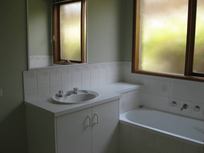 73 Bellevue Drive, Berwick VIC 3806