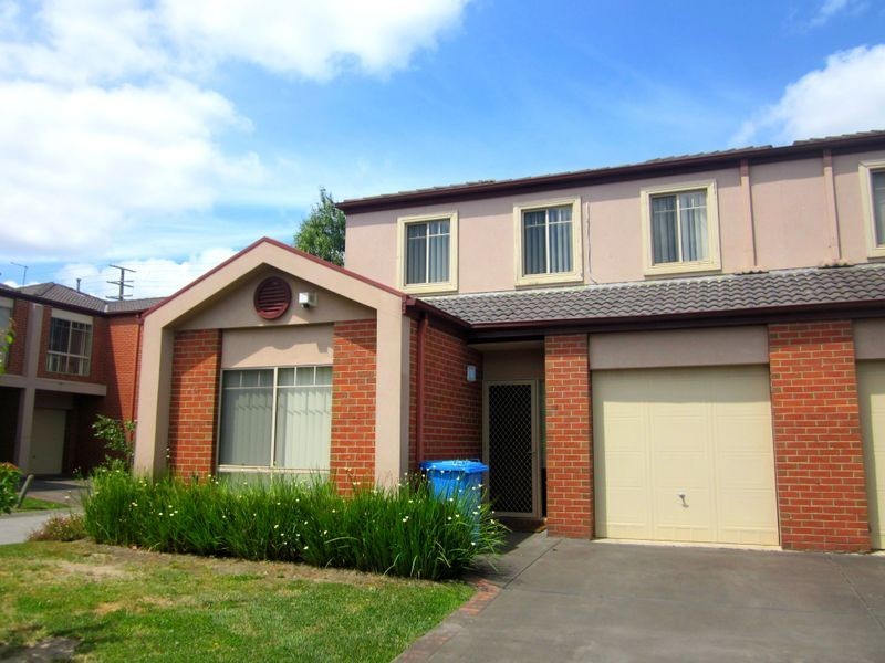 18/12 Grant Close, Berwick VIC 3806