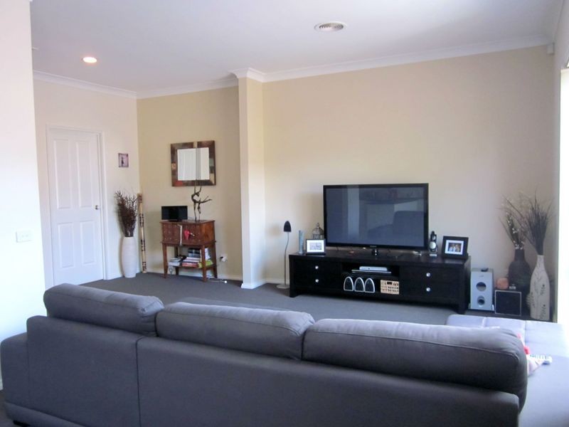 18/12 Grant Close, Berwick VIC 3806