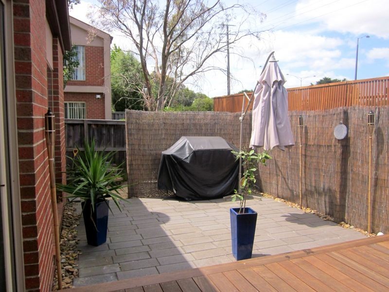 18/12 Grant Close, Berwick VIC 3806