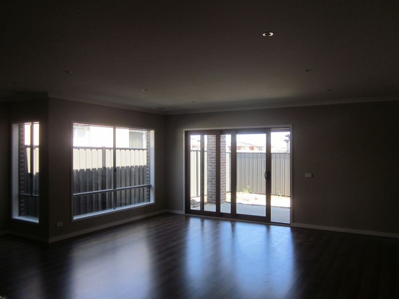 5 Rhinelander Close, Clyde North VIC 3978