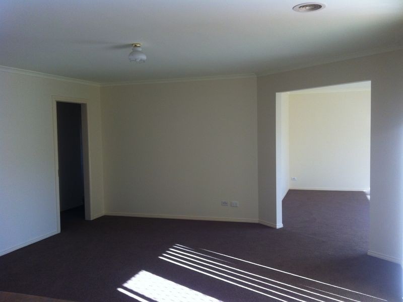 9 Gwenton Avenue, Cranbourne VIC 3977