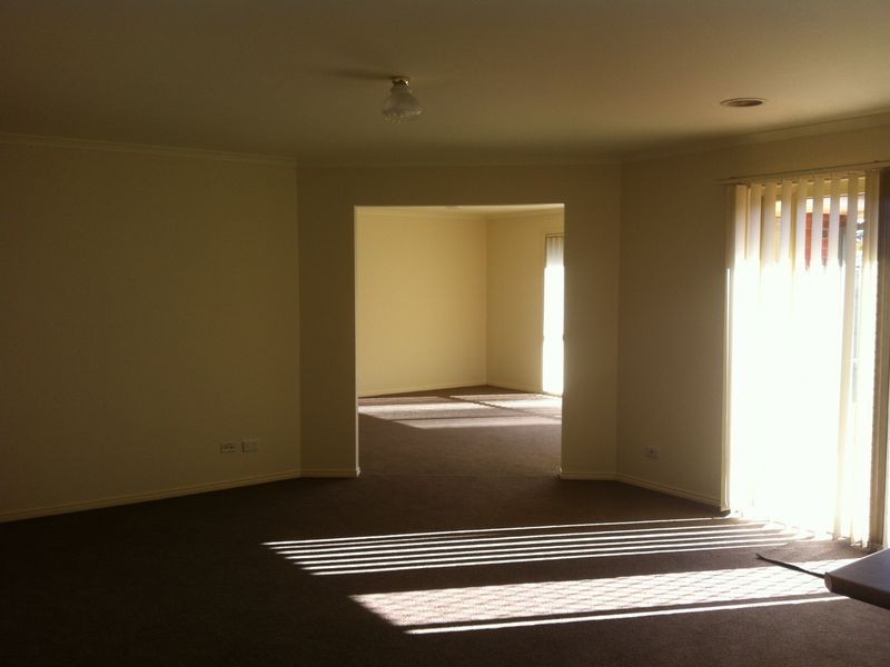 9 Gwenton Avenue, Cranbourne VIC 3977