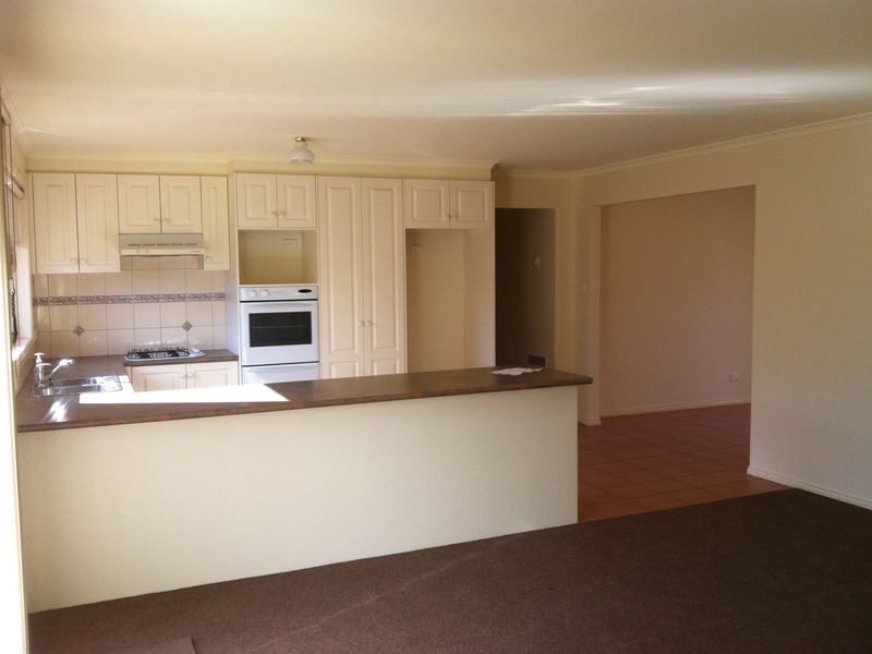 9 Gwenton Avenue, Cranbourne VIC 3977