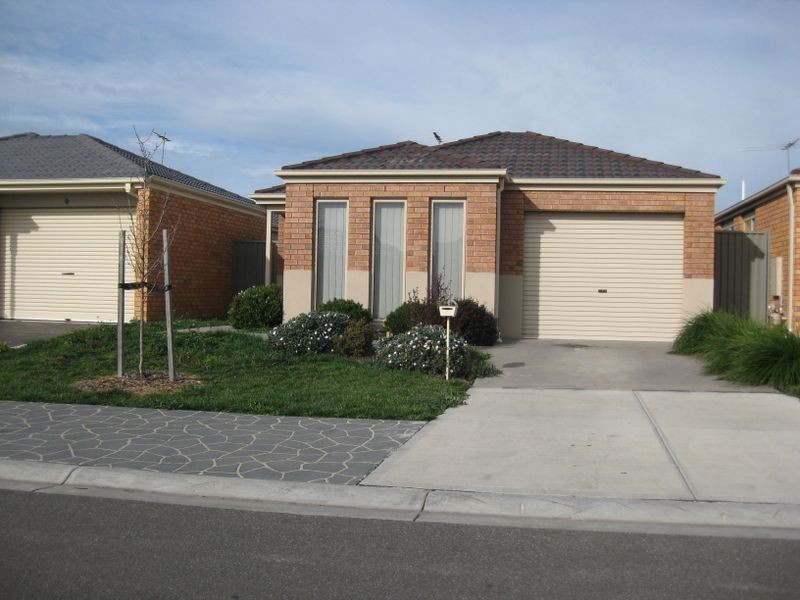 7 Mossman Drive, Cranbourne East VIC 3977