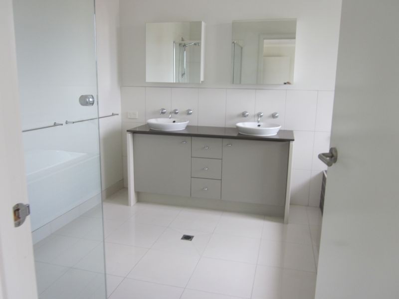 2 Boronia Avenue, Cranbourne VIC 3977