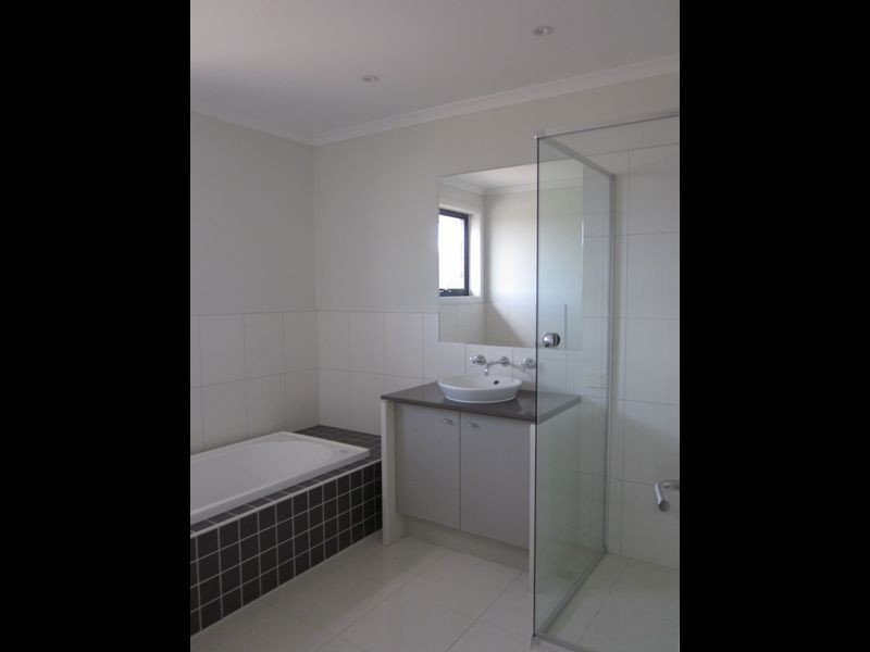 2 Boronia Avenue, Cranbourne VIC 3977