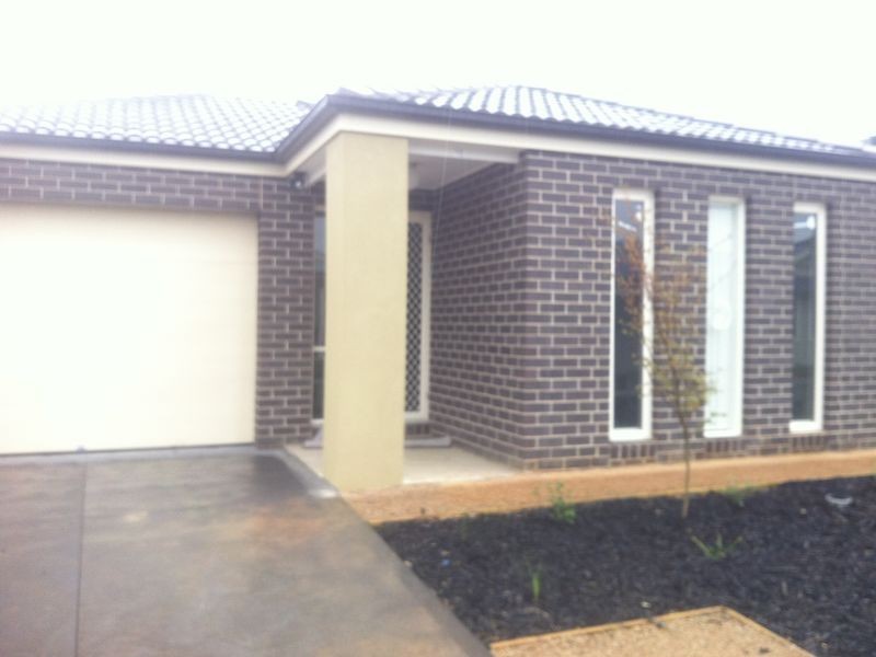 2 Southampton Drive, Langwarrin VIC 3910