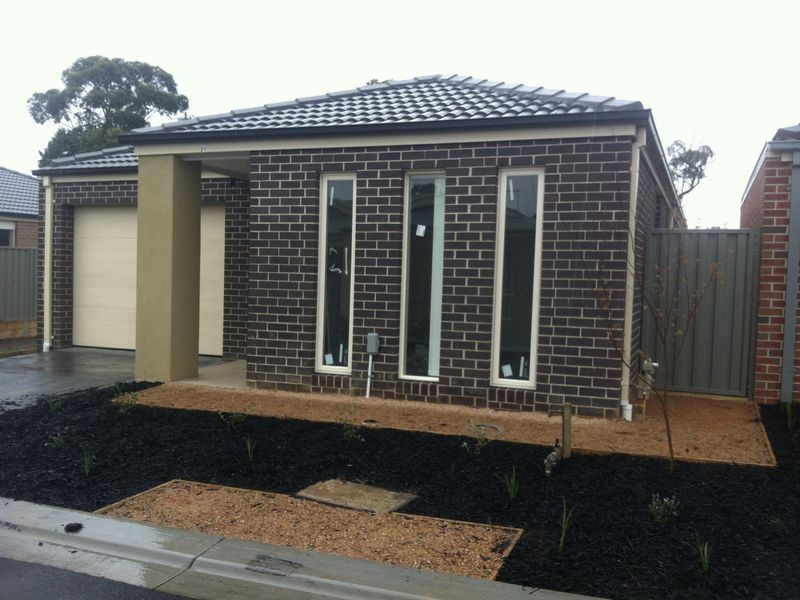 2 Southampton Drive, Langwarrin VIC 3910