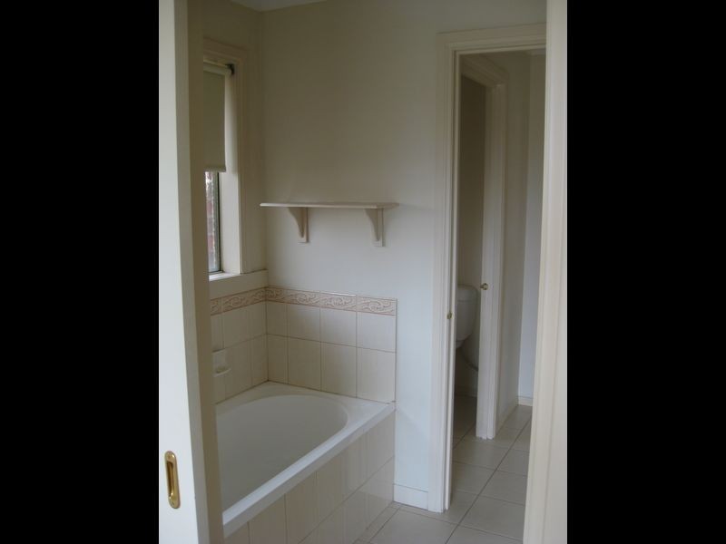 2/21 Merrijig Avenue, Cranbourne VIC 3977