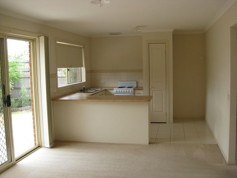 2/21 Merrijig Avenue, Cranbourne VIC 3977