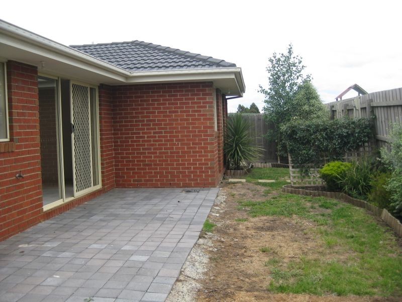 2/21 Merrijig Avenue, Cranbourne VIC 3977