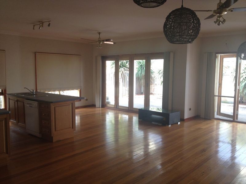 8 Railway Avenue, Beaconsfield VIC 3807