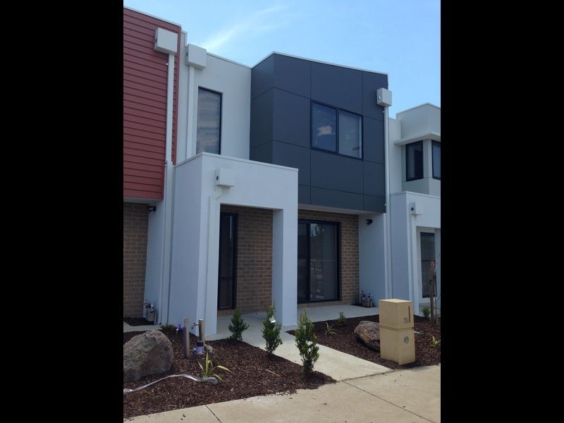 76 Green Gully Road, Clyde North VIC 3978