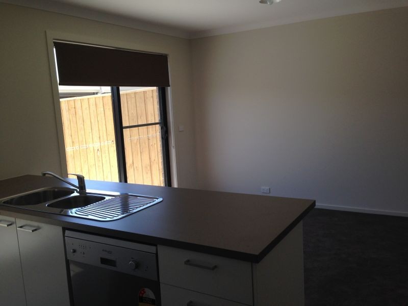 76 Green Gully Road, Clyde North VIC 3978