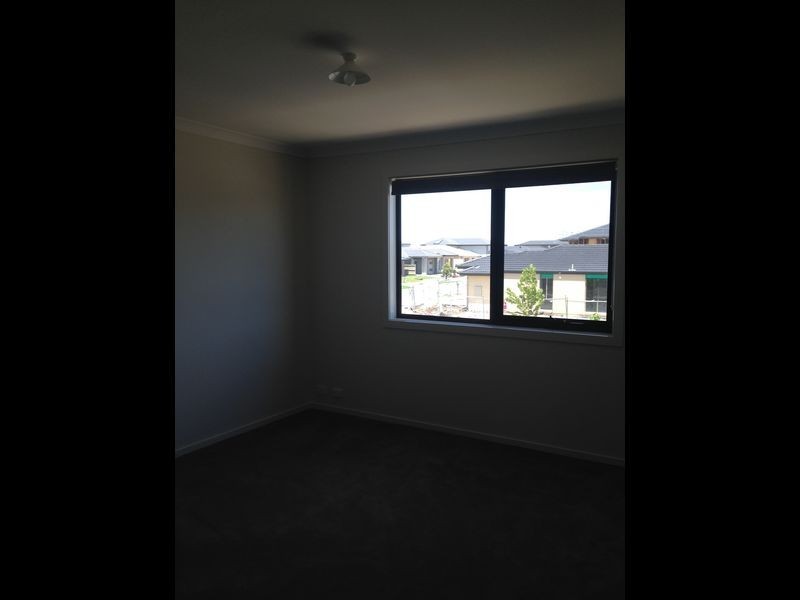 76 Green Gully Road, Clyde North VIC 3978