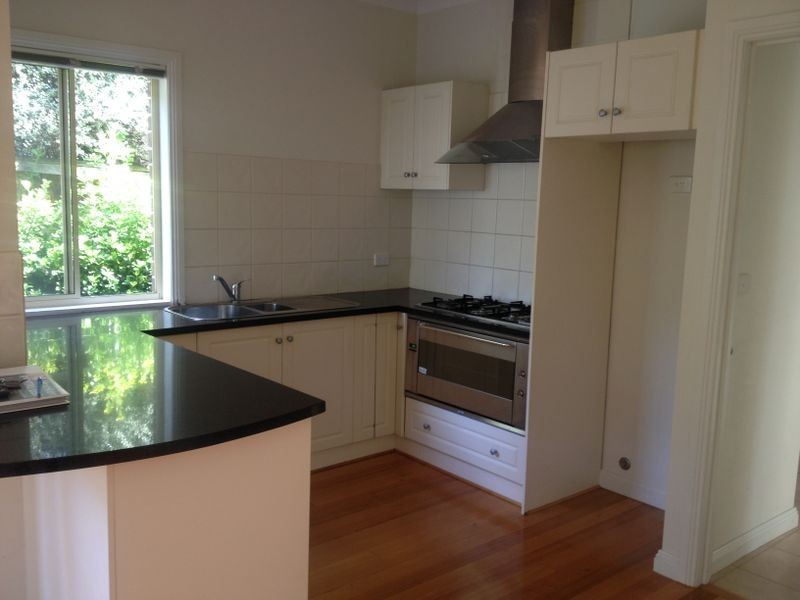 8/17 Gloucester Avenue, Berwick VIC 3806