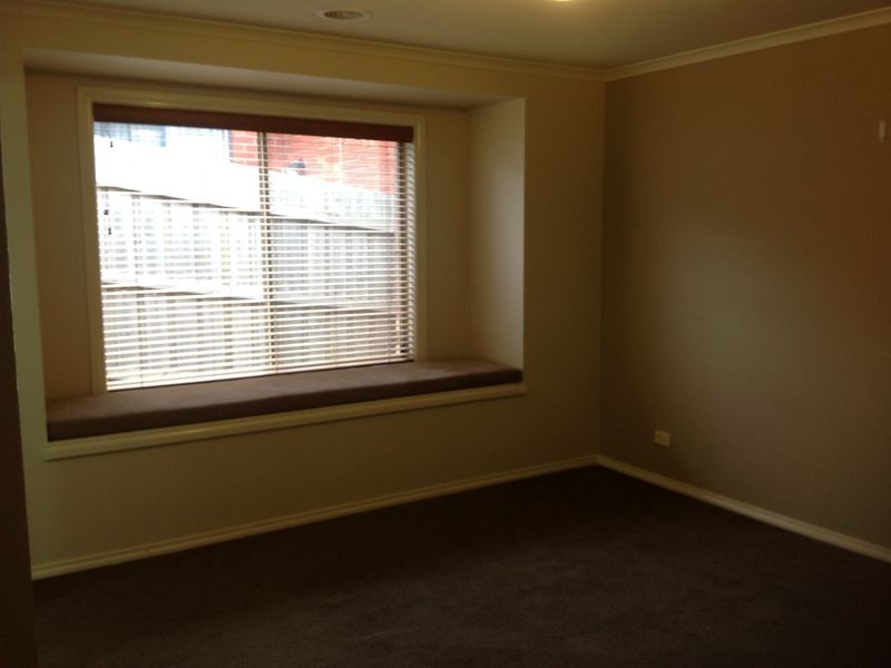 34 Sittella Drive, Berwick VIC 3806