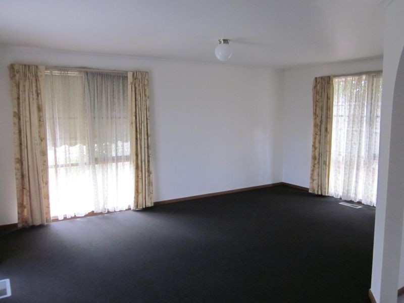 1/74 Collins Crescent, Berwick VIC 3806