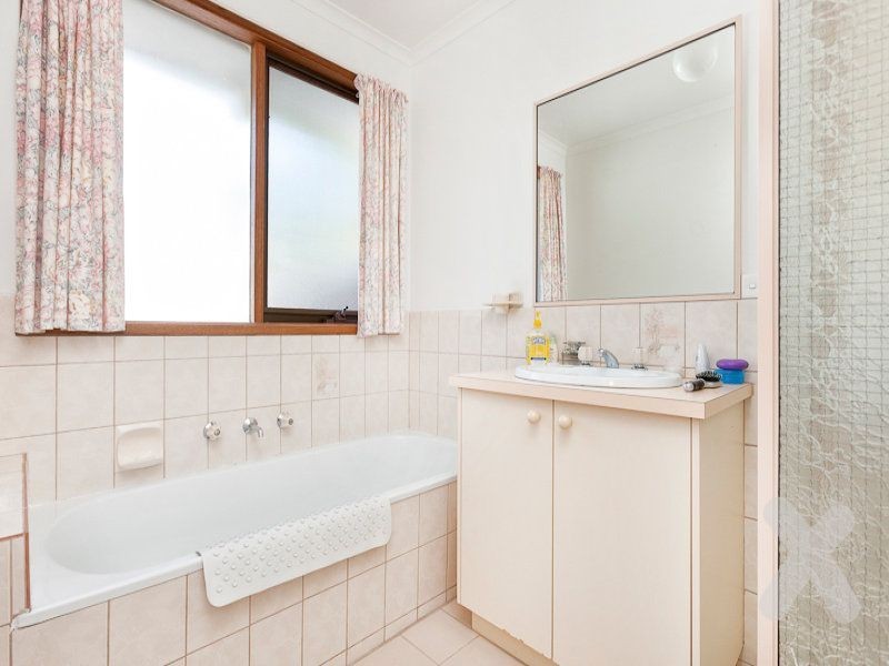1/74 Collins Crescent, Berwick VIC 3806