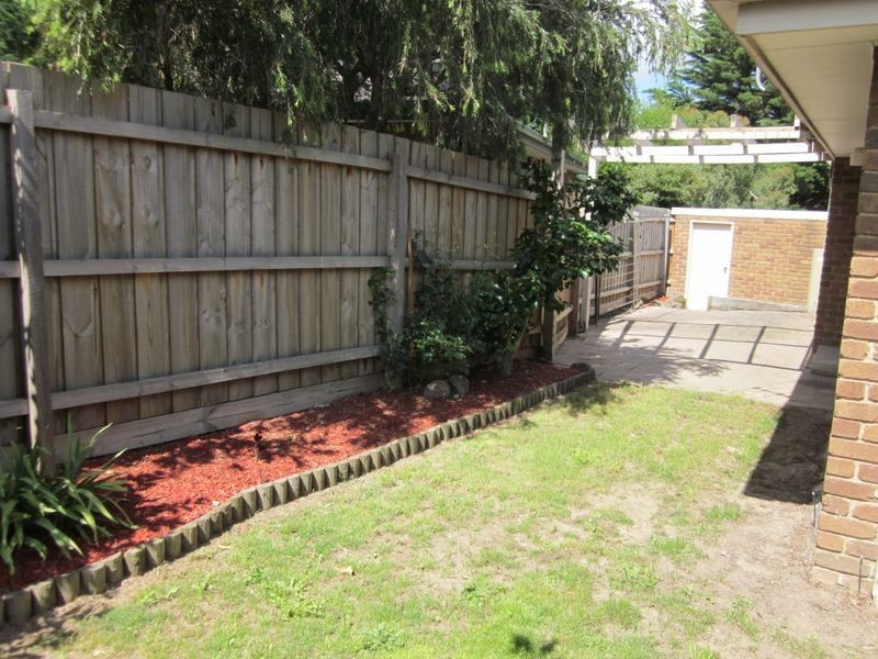 1/74 Collins Crescent, Berwick VIC 3806