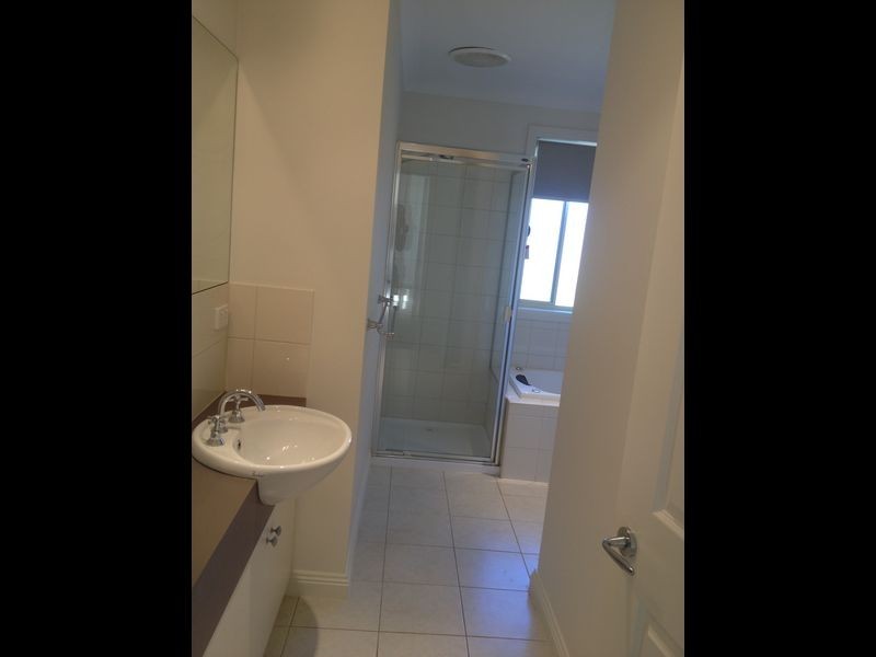 8/17 Gloucester Avenue, Berwick VIC 3806