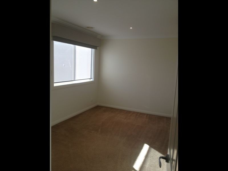 8/17 Gloucester Avenue, Berwick VIC 3806