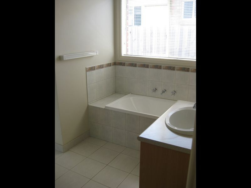 1/49-51 Dartmoor Drive, Cranbourne VIC 3977