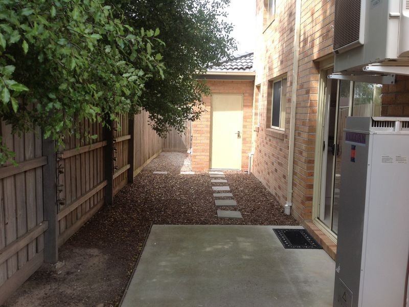 2/23 Farnborough Way, Berwick VIC 3806