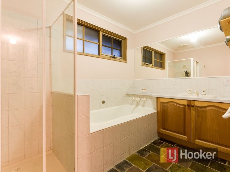 8 Maryn Close, Berwick VIC 3806