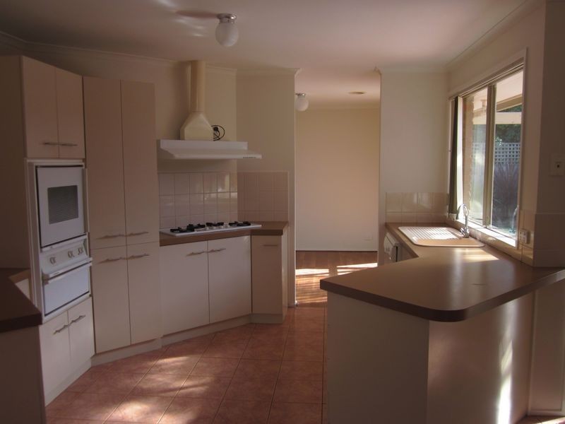 8 Jason Close, Berwick VIC 3806