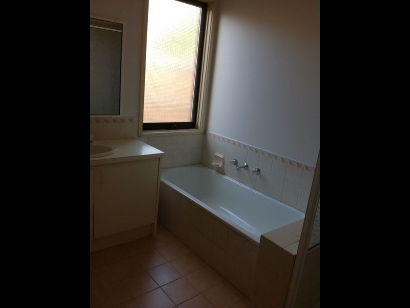 1/2 Raven Crescent, Narre Warren VIC 3805