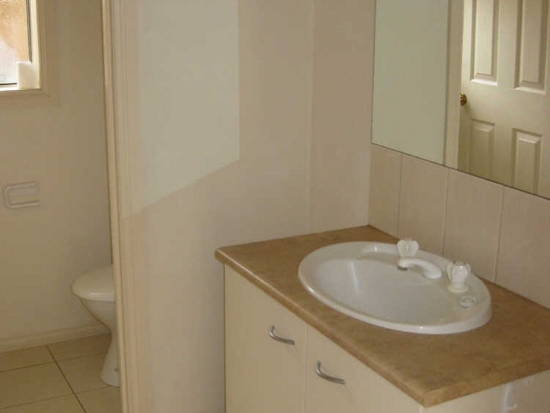 2/21 Merrijig Avenue, Cranbourne VIC 3977