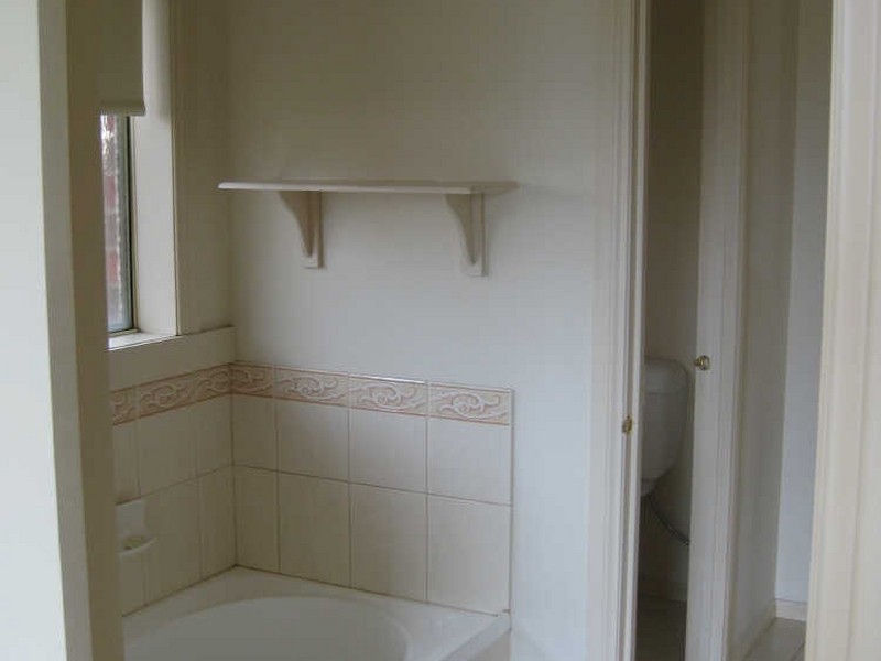 2/21 Merrijig Avenue, Cranbourne VIC 3977