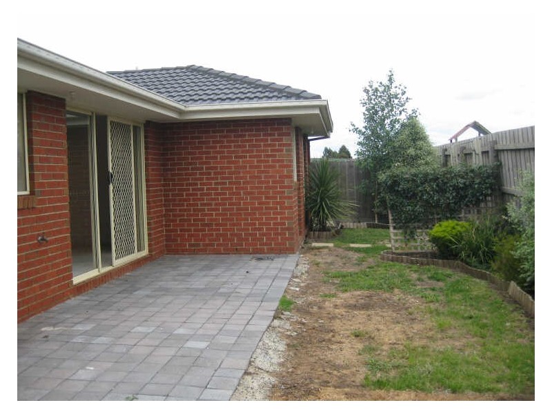 2/21 Merrijig Avenue, Cranbourne VIC 3977