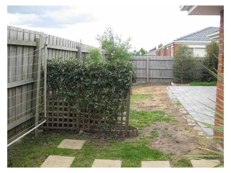 2/21 Merrijig Avenue, Cranbourne VIC 3977